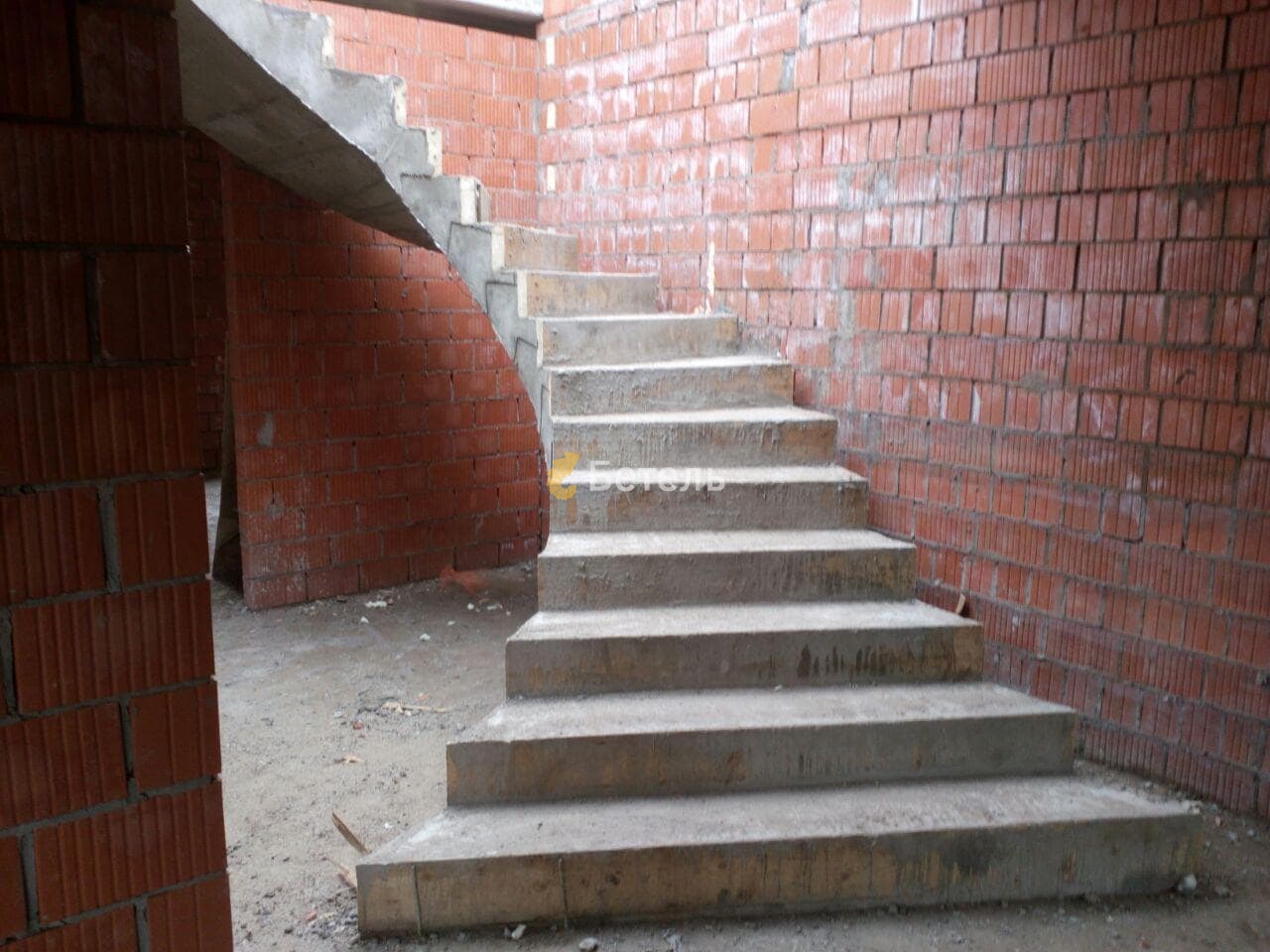 Лестница б у купить. Лестница монолит. Монолитные лестницы в Саратове. Домоноличивание бетонной лестницы. Лестница в Геленджике.